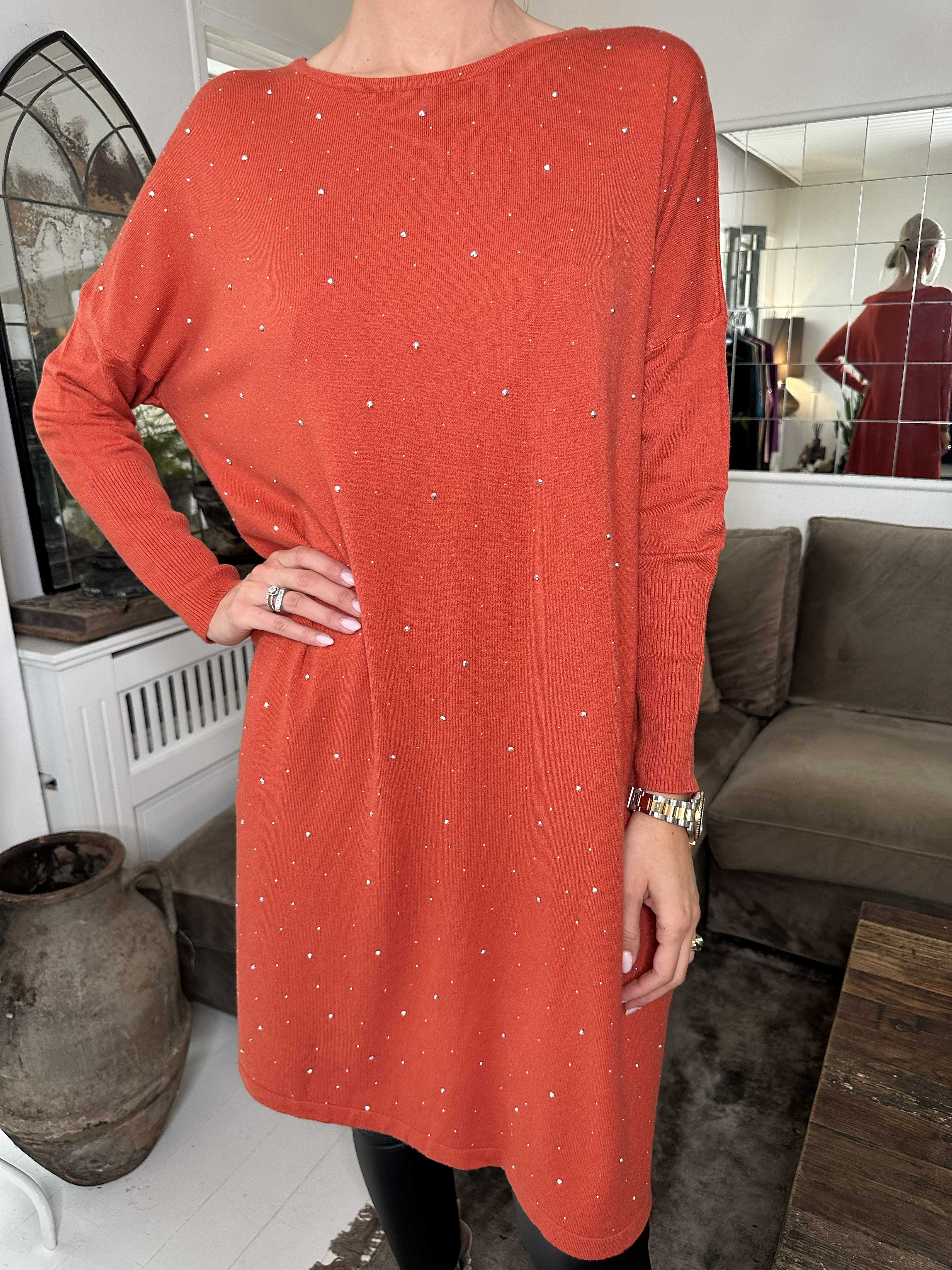 Elisa - Mjuk stickad klänning dekorerad med små stenar